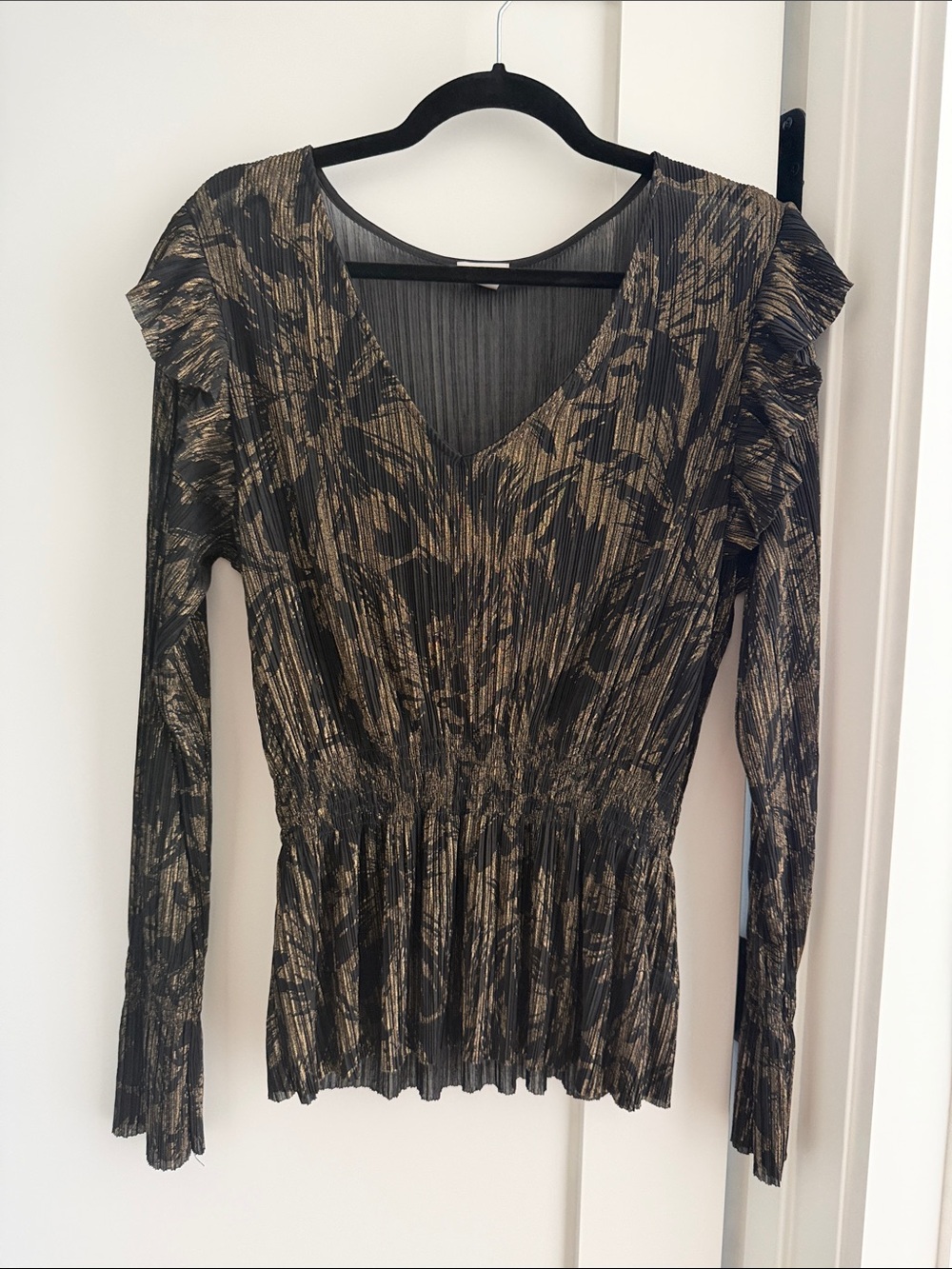 hinge Black and Gold Metallic Pleated V-Neck Blouse